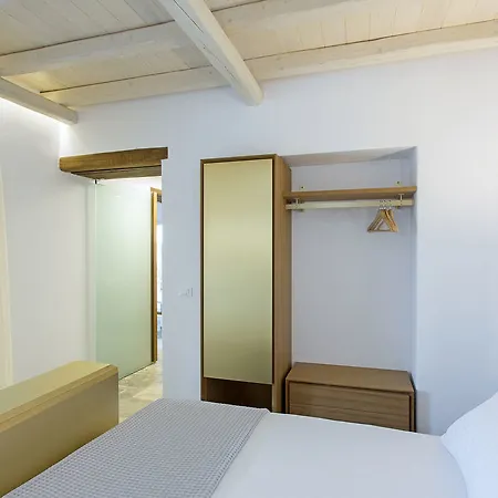 Hotel Far Out & Mylopotas