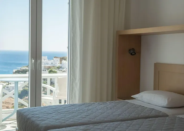 Far Out & Ξενοδοχείο 3*