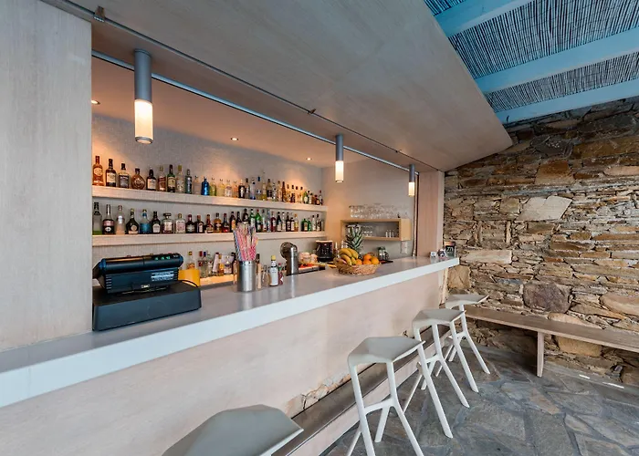 Far Out & Ξενοδοχείο