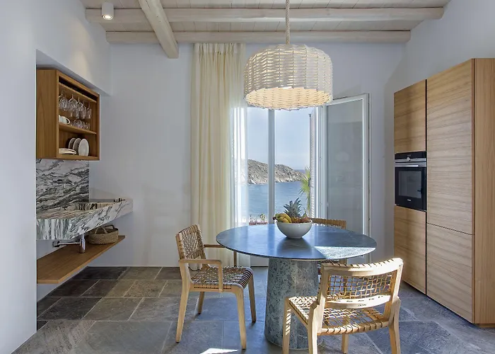 Far Out & Ξενοδοχείο 3*