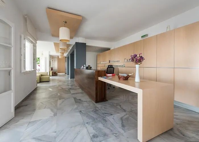 Far Out & Ξενοδοχείο 3*