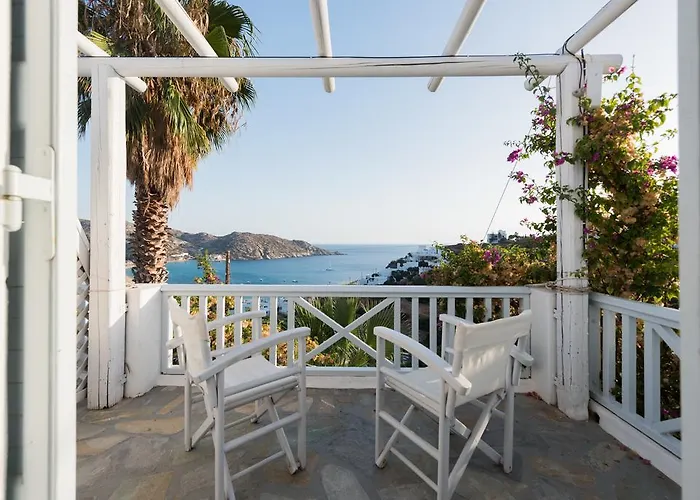 Far Out & Ξενοδοχείο