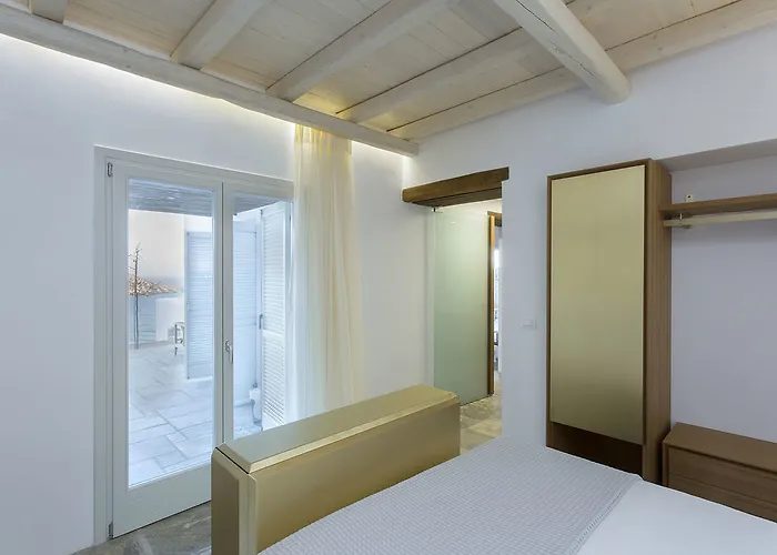 Far Out & Ξενοδοχείο