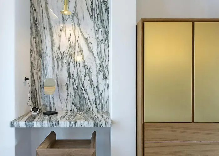 Ξενοδοχείο Far Out &