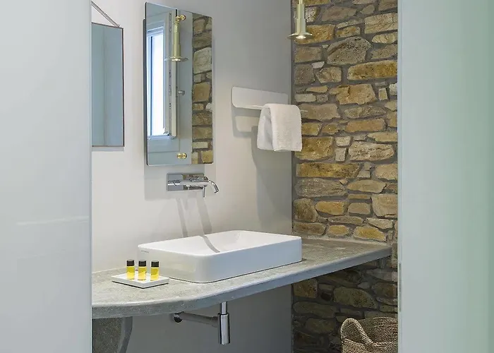 Far Out & Ξενοδοχείο